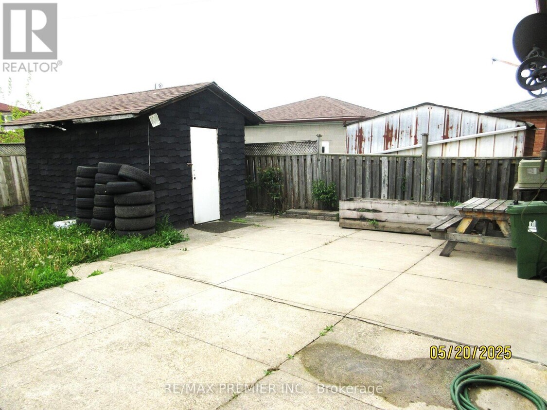 Building Photo - 100 Snowood Ct