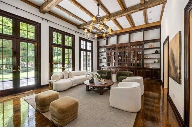 Foto del edificio - 2485 W Wesley Rd NW