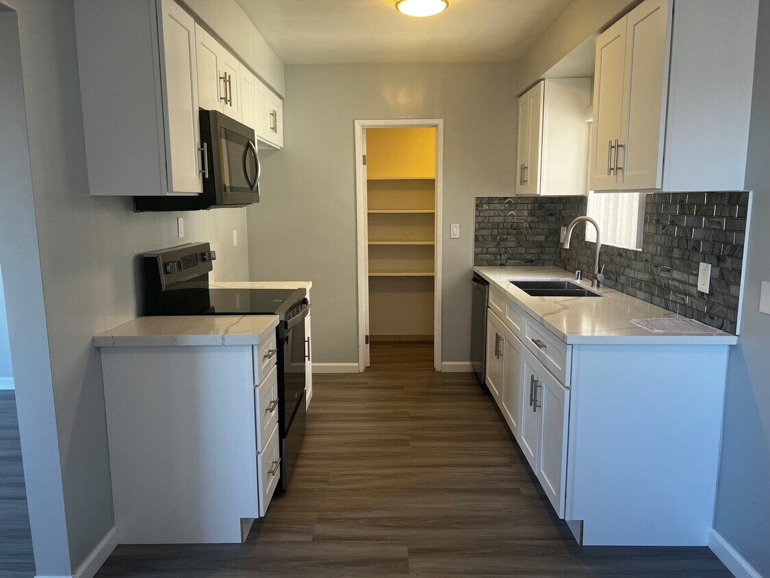 Building Photo - 2607 Voorhees Ave