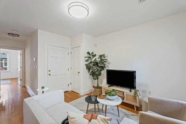 Foto del edificio - 296 W 3rd St