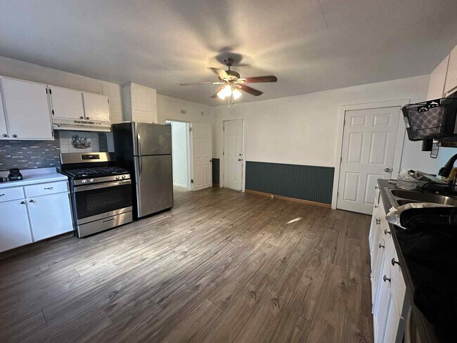 Kitchen - 545 Brainerd Ave