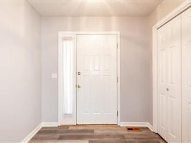 Building Photo - Large 3 Bedroom, 2 Bathroom home on the Ea...