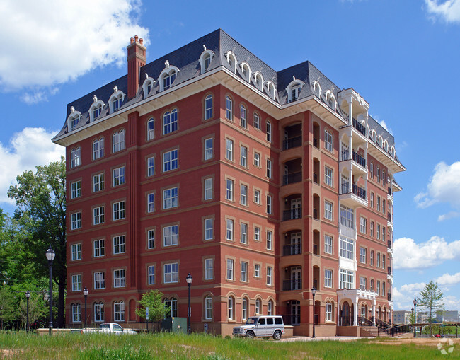 Building Photo - Bloomsbury Estates