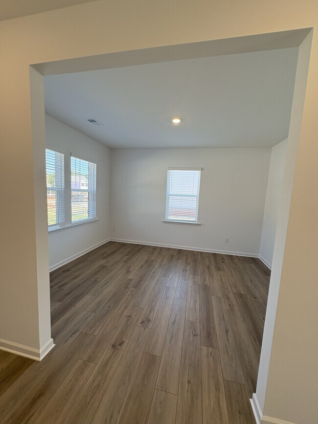 Building Photo - 212 Paisley Way