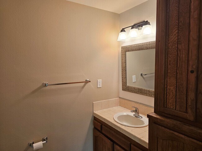 Building Photo - Fountain Valley - 760 square feet of offic...