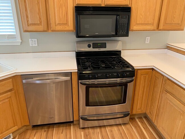 Building Photo - Beautiful  3-bedroom, 2-bath single-level home