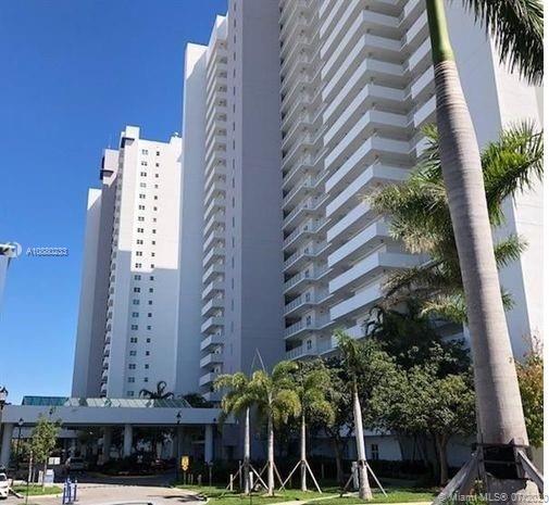 Foto del edificio - 14951 Royal Oaks Ln