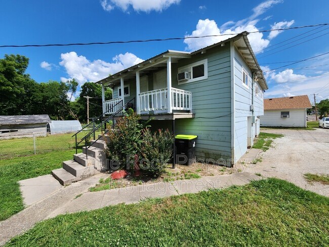 Building Photo - 531 1/2 W 9th Apt W