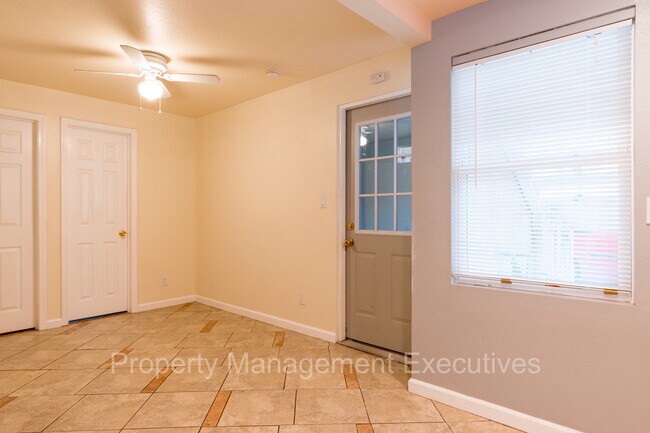 Foto del edificio - Smaller 2 Bedroom, 1 Bath Duplex Unit with Garage & Washer/Dryer Hook-Ups