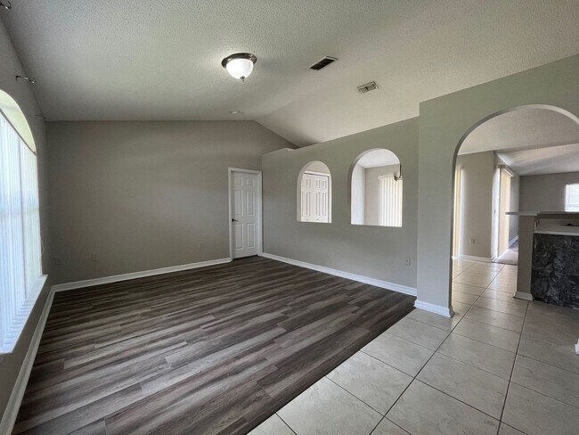 Foto del edificio - Huge Three Bedroom Poinciana Home