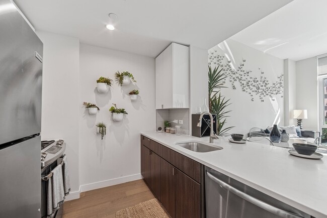 Building Photo - Continuum