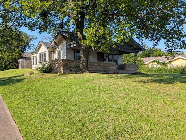 Foto del edificio - 3-Bedroom, 2-Bathroom Home Near Paseo