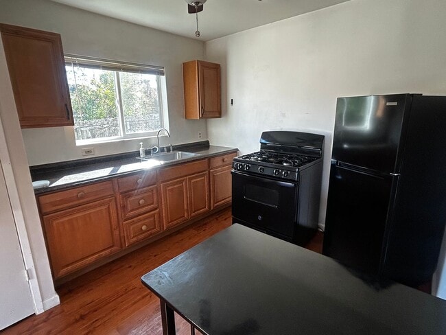 Building Photo - **Price Reduction** Spacious Studio w/ Large Upstairs Loft