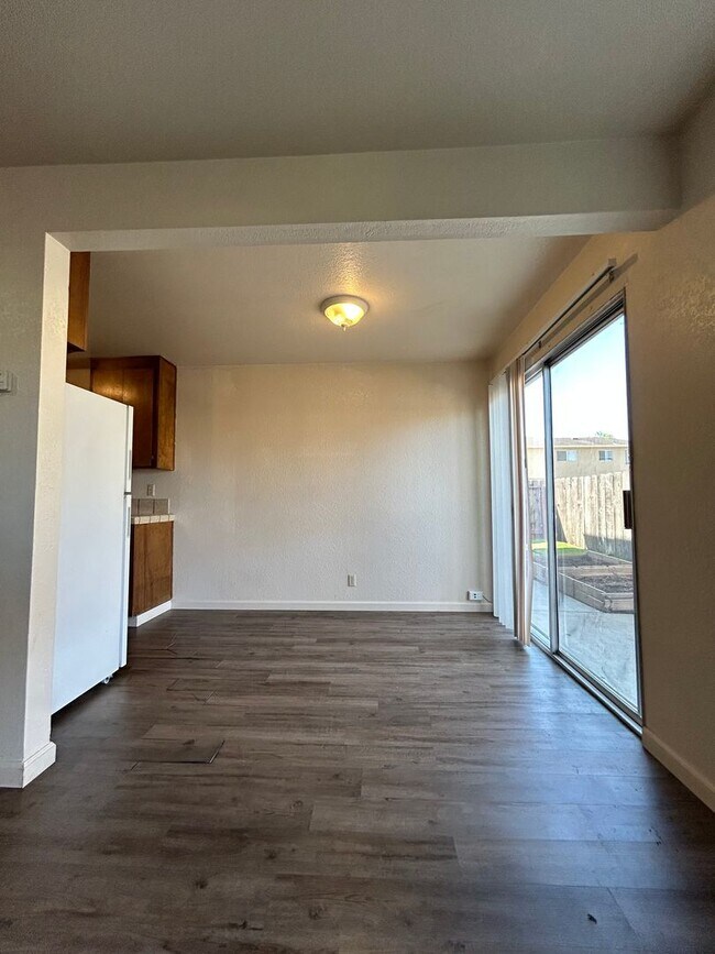 Building Photo - 2 Bed, 1.5 Bathroom Apartment