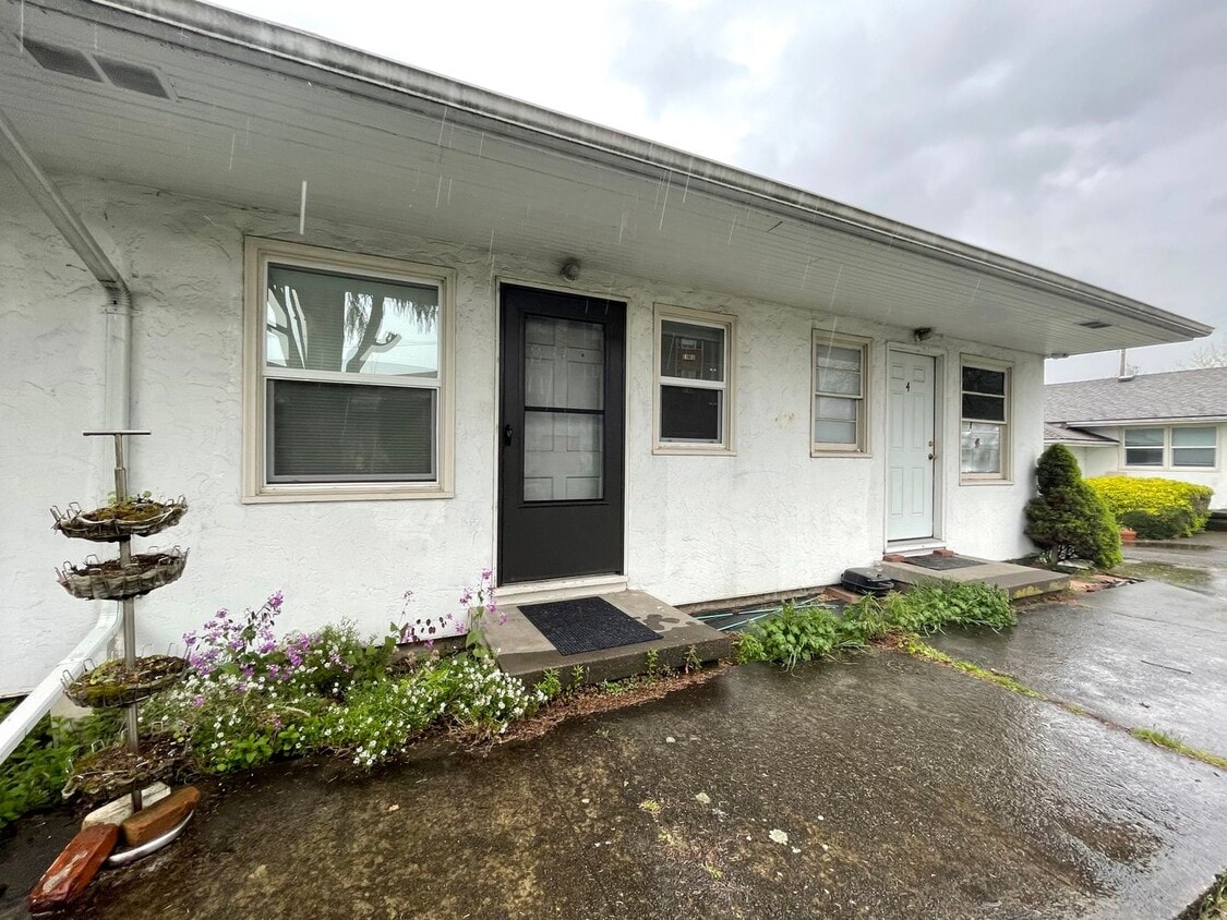 Primary Photo - Cozy Woodlawn Studio with Full Kitchen