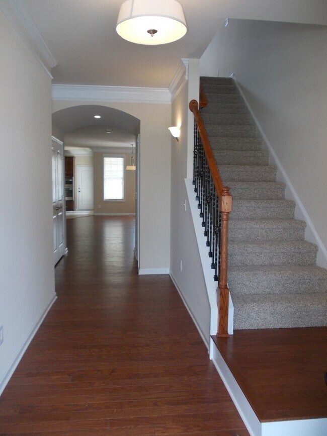 Building Photo - Beautiful 3 Bed + Loft Townhome in Highly ...