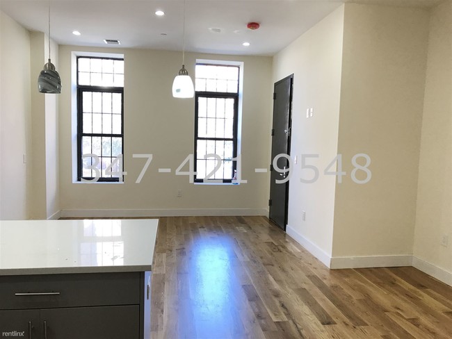 Foto del edificio - 744 Willoughby Ave