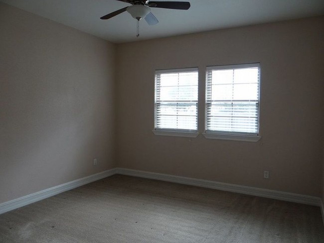Building Photo - 2/1.5/1 Great Duplex in Nederland NISD