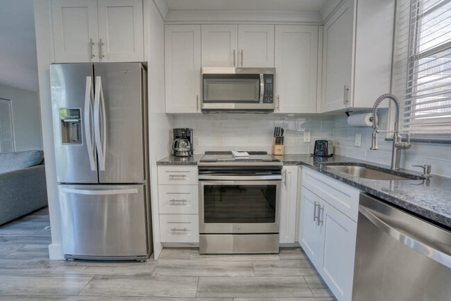 Foto del edificio - 5700 Bonita Beach Rd SW