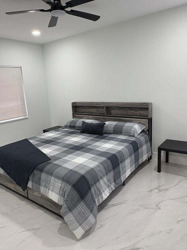 Building Photo - 735 SE 20th Ave