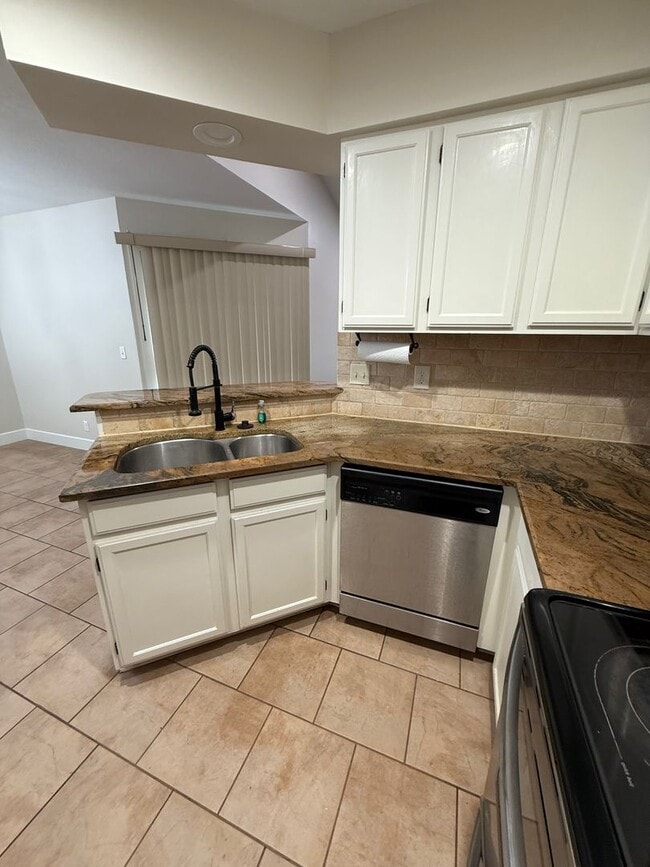 Building Photo - Spacious 3 Bedroom, 2 Bath - Your Derby Ho...