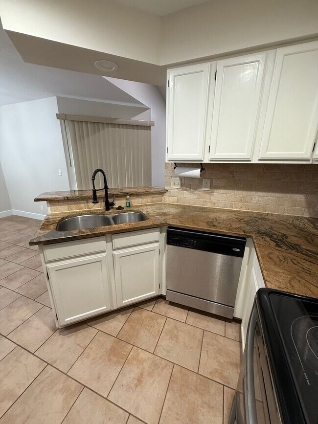 Foto del edificio - Spacious 3 Bedroom, 2 Bath - Your Derby Ho...
