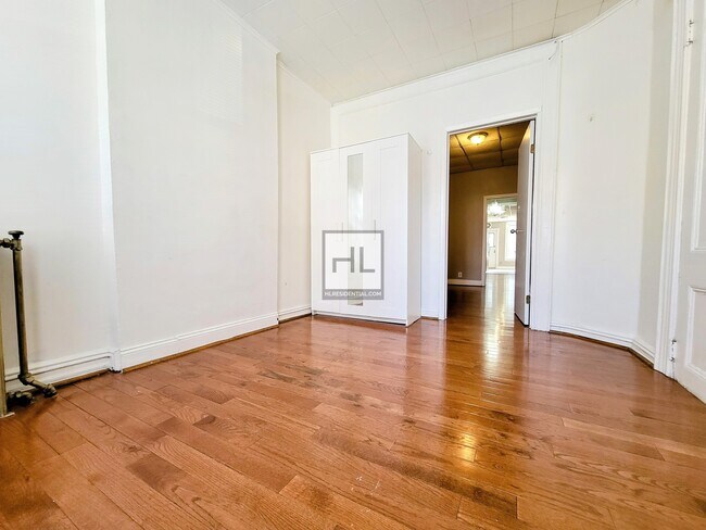 Building Photo - Sunny & Enormous 1BR/Flex 2 in Ridgewood w...