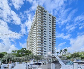 Building Photo - 2103 Port Royale Dr N
