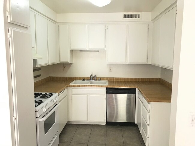 Building Photo - 3 Bedroom Townhome for Lease in Highly Des...