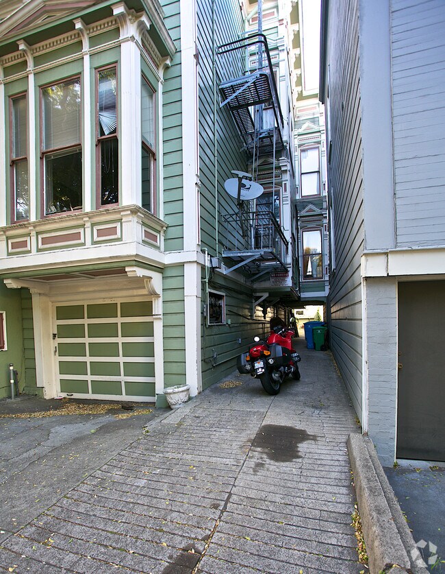Building Photo - 2852 Pine St