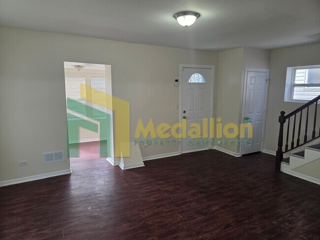 Foto del edificio - Updated 3-Bedroom Home with Sunroom and Backyard Space