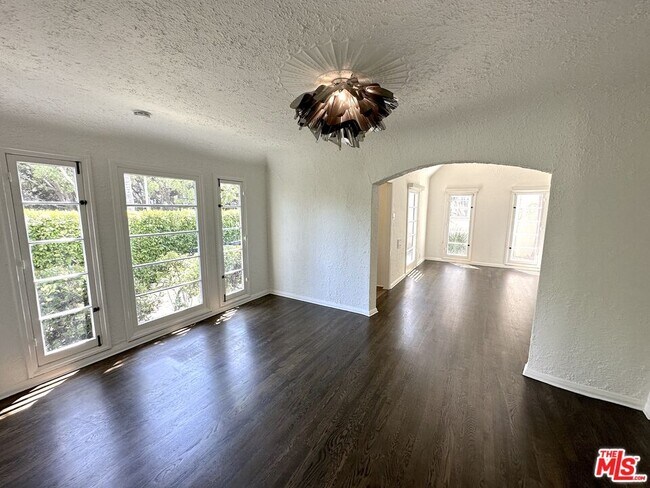 Foto del edificio - 9019 Rosewood Ave