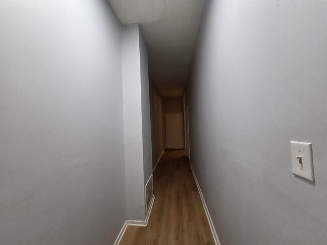 Building Photo - 993 Oakview St