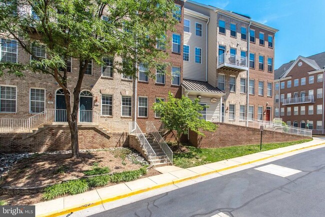 Building Photo - 2664 Manhattan Pl