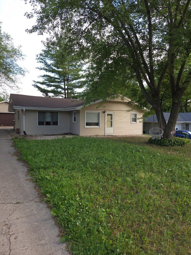 Building Photo - 167 E Greenview Ave