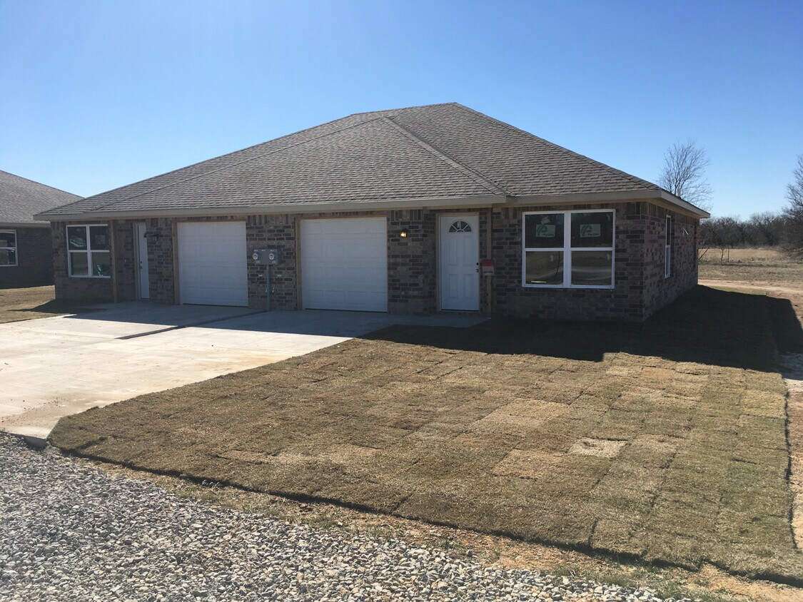 1020 N Plum St, Millsap, TX 76066 Townhome Rentals in Millsap TX