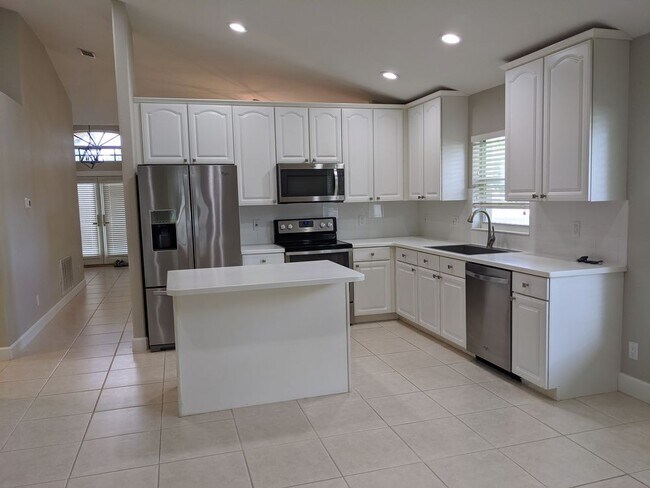 Building Photo - 211 Arbor Woods