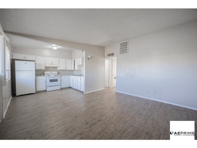 Building Photo - Introducing this Delightful Phoenix 2/1 Apartment Unit!