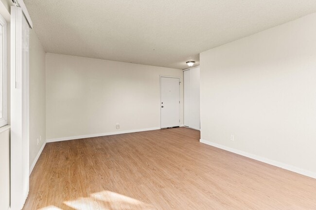 Foto del edificio - Utilities Included! Hayward 2-Bedroom with On-Site Laundry, Parking & Brand New Floors