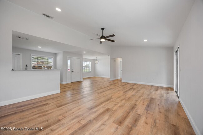 Foto del edificio - 859 Pine View Ave