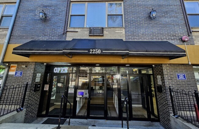 Foto del edificio - 2250 N Lincoln Ave