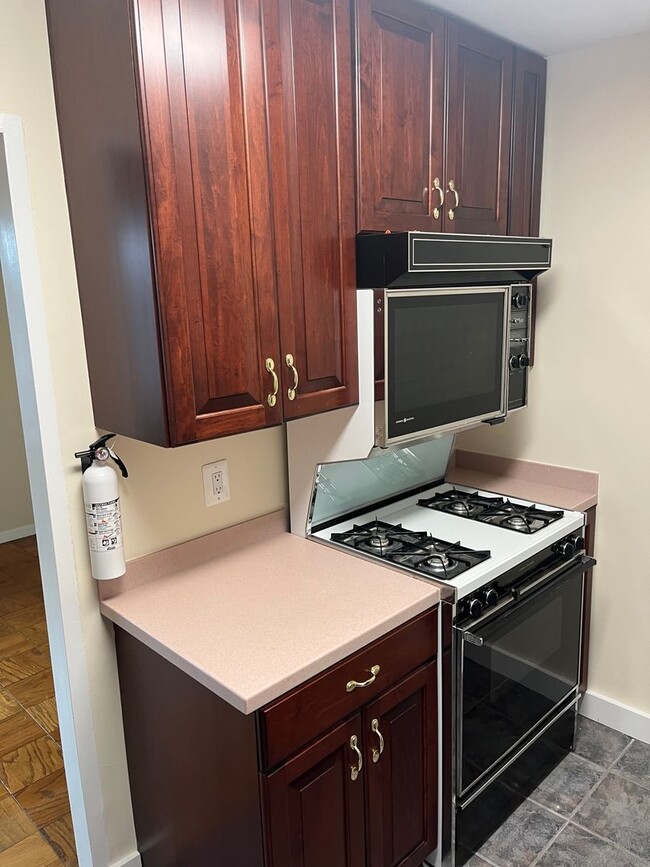 Building Photo - Extra Large 1 bedroom!