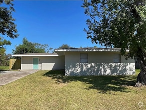 Building Photo - 1609 Clover Dr