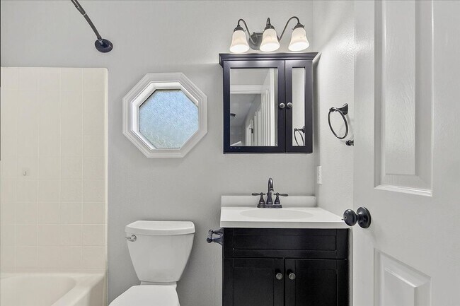 Foto del edificio - Newly Remodeled 3Bed/3Bath Home In Cut-De-...