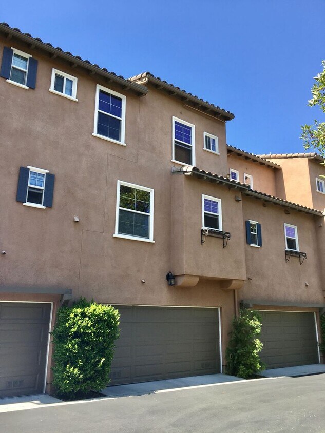 Primary Photo - **COMING SOON** 2BD 2.5BA 2CAR Mission Val...