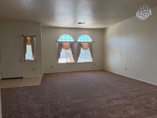 Foto del edificio - Beautiful 3 Bedroom, 2 Bath 1638 sqft. Sacramento Home for Rent.