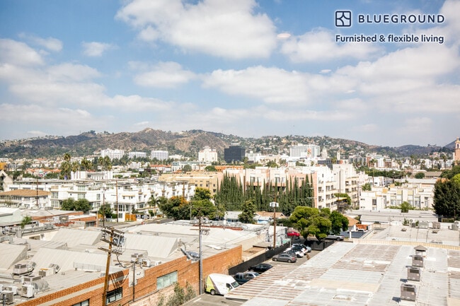 Foto del edificio - 6677 Santa Monica Blvd