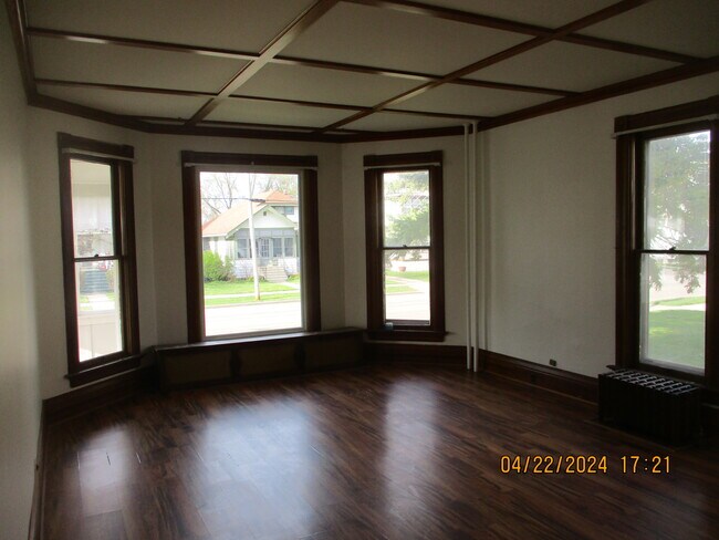 Building Photo - 319 E Irving Ave
