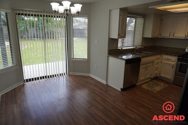Building Photo - Large Home in a Cul-De-Sac