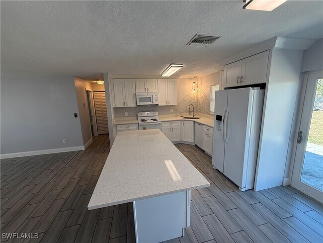 Foto del edificio - 1315 NE Pine Island Ln